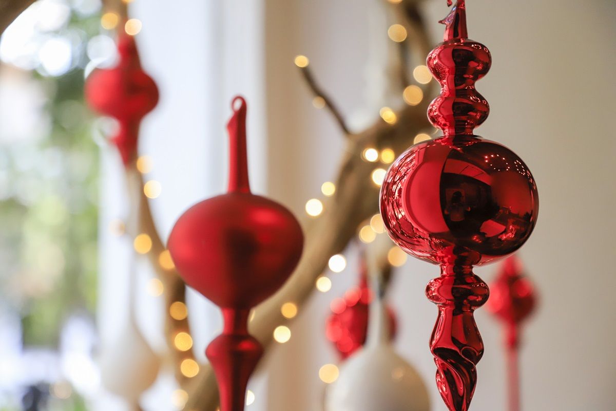 Encuentra todo tipo de esferas para Navidad en esta feria de Puebla.