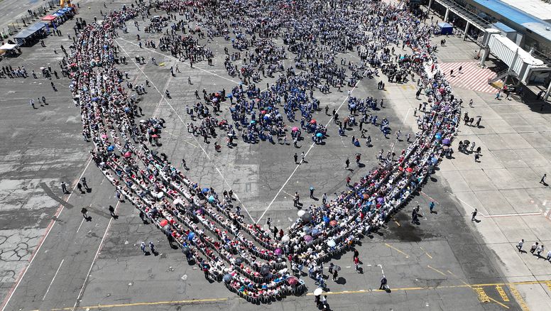 Quito rompió el Récord Guinness de la mayor cantidad de personas reunidas en un mismo lugar dibujando la imagen de la ciudad.