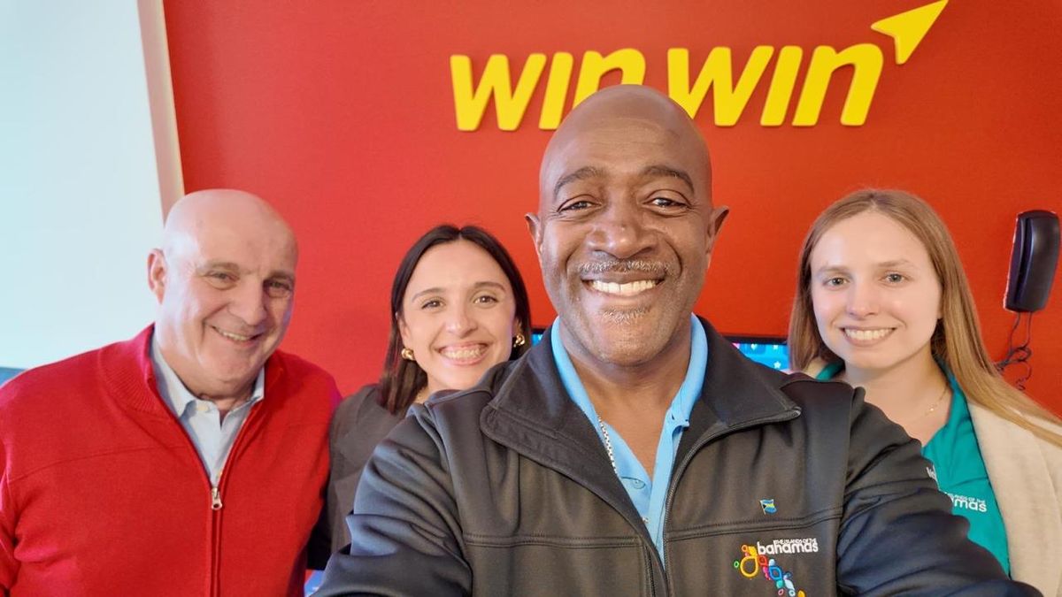 Las Bahamas en Buenos Aires: Phelan Ferguson y Catalina Deguer (derecha) en su visita a la empresa Win Win.