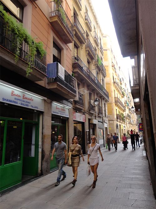 El Born, donde la bohemia y las tendencias marcan el pulso de sus estrechas calles.