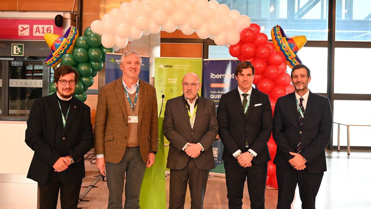 El corte de cinta en Madrid contó con la presencia de directivos de Iberojet y autoridades aeroportuarias.