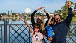 Luis Fonsi junto a su familia en Disney, Florida.