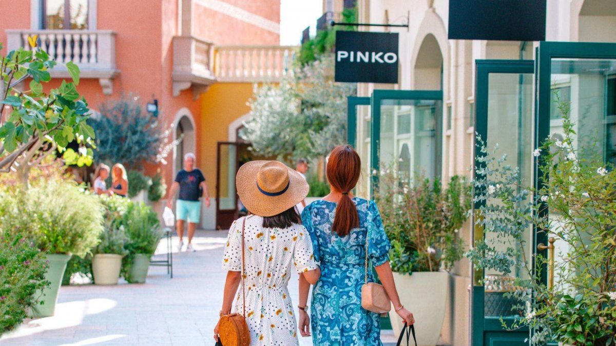 Turistas extranjeras en La Roca Village.