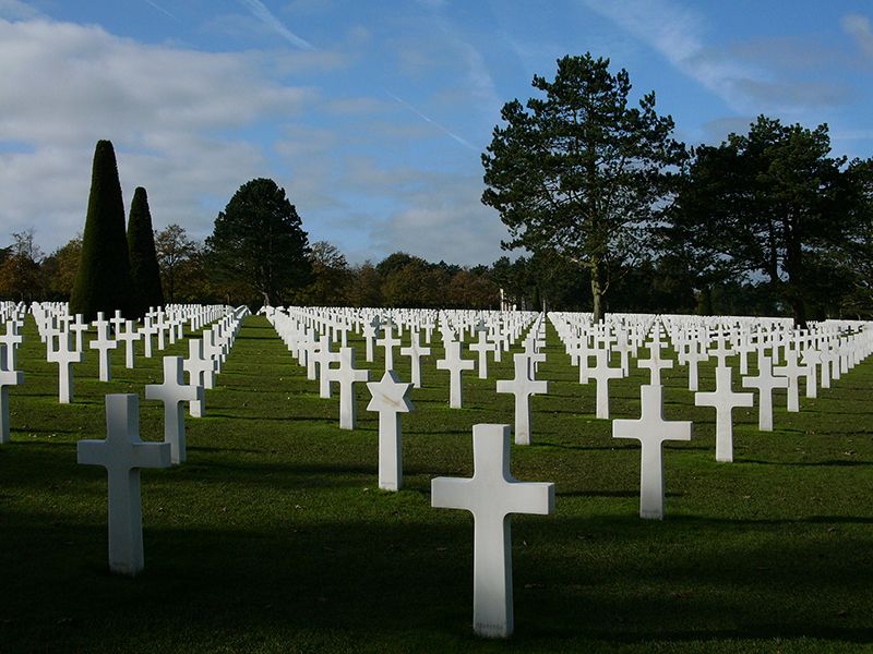 El Cementerio Estadounidense de Normandía alberga 9.387 tumbas con sus cruces blancas perfectamente alineadas sobre el césped.
