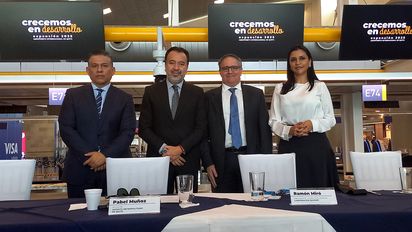 Etzon Romo, secretario de Desarrollo Económico del Municipio; Pabel Muñoz, alcalde de Quito; Ramón Miró, director general de Quiport; y Patricia Chiriboga, subsecretaria de Transporte Aéreo, durante inauguración de áreas ampliadas de Aeropuerto Internacional Mariscal Sucre.&nbsp;