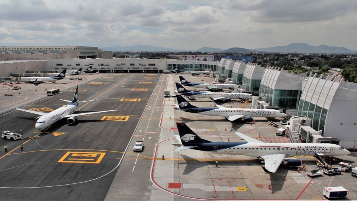 Conoce que aerolíneas parten del AICM y programa tu viaje.