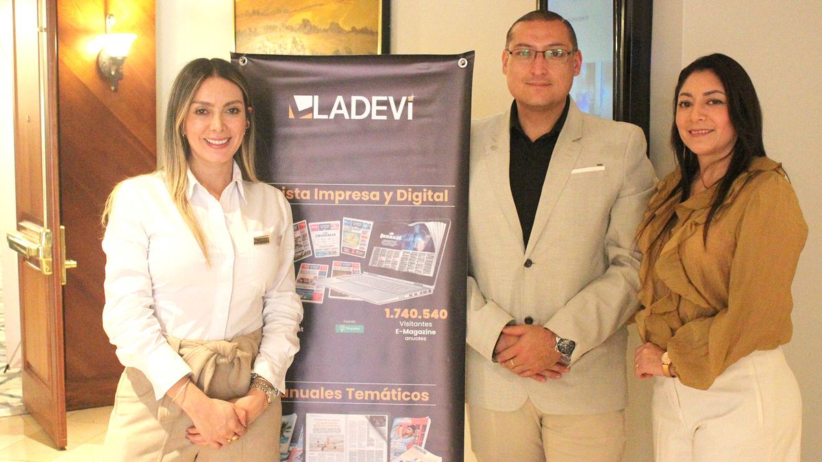 Jéssica Sánchez, coordinadora comercial de Ladevi Ecuador, junto a Boris Ortega, director del departamento IT de Universal de Viajes, y Cecilia Paredes, gerente general de Universal de Viajes.