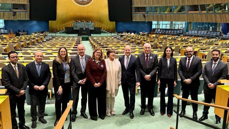 Miembros de la Comisión de Estadísticas de la ONU posan junto a la directora Ejecutiva de ONU Turismo (en el centro, de ropas claras),&nbsp; Zoritsa Urosevic.