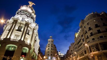 Una imagen de la Gran Vía de Madrid de noche.
