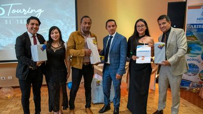 Marcelo Taco, jefe financiero y; Diego Aguirre, gerente general de Aero Touring, entregaron varios premios a sus agentes de viajes aliados.