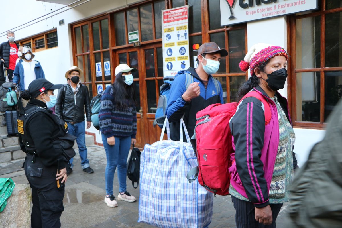 Se ha logrado gestionar el traslado de 889 turistas, desde Machu Picchu pueblo hasta Ollantaytambo, los cuales quedaron varados tras el desborde del río Alcamayo (Cusco), ocurrido el pasado viernes 21 de enero de 2022 en las horas de la madrugada - Ladevi Medios y Soluciones Se ha logrado gestionar el traslado de 889 turistas, desde Machu Picchu pueblo hasta Ollantaytambo, los cuales quedaron varados tras el desborde del río Alcamayo (Cusco), ocurrido el pasado viernes 21 de enero de 2022 en las horas de la madrugada