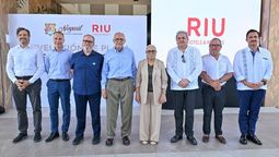 El Gobernador de Nayarit, Miguel Ángel Navarro Quintero, y directivos de RIU Hotels & Resorts develaron la placa que simboliza el fin de la dependencia nominal de otros destinos.