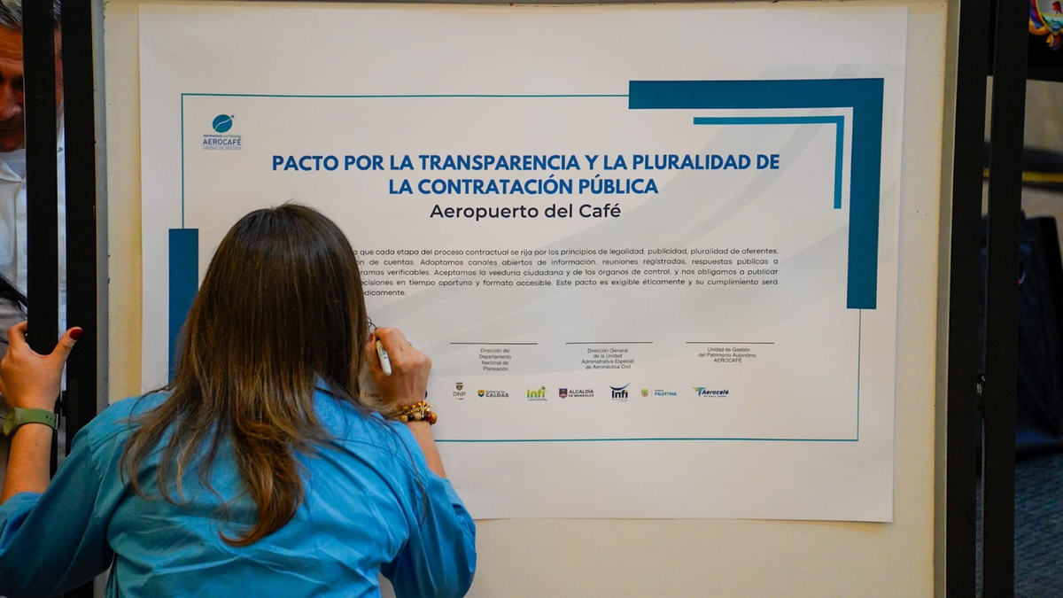 El presidente Gustavo Petro, en compañía de Mafe Rojas, ministra de Transporte, dio apertura a la licitación de Aerocafé, el nuevo aeropuerto que incrementará el turismo en el Eje Cafetero.&nbsp;