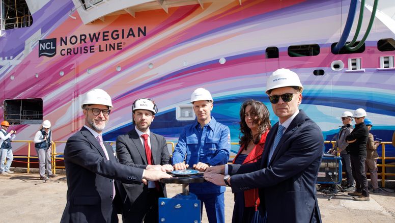 Directivos de Norwegian Cruise Line y el astillero Fincantieri durante la ceremonia.