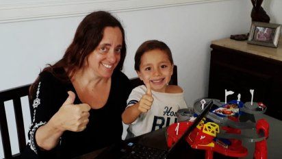 {alttext(Siempre es mejor trabajar en familia, y con alcohol en gel.,#YoMeQuedoEnCasa)}