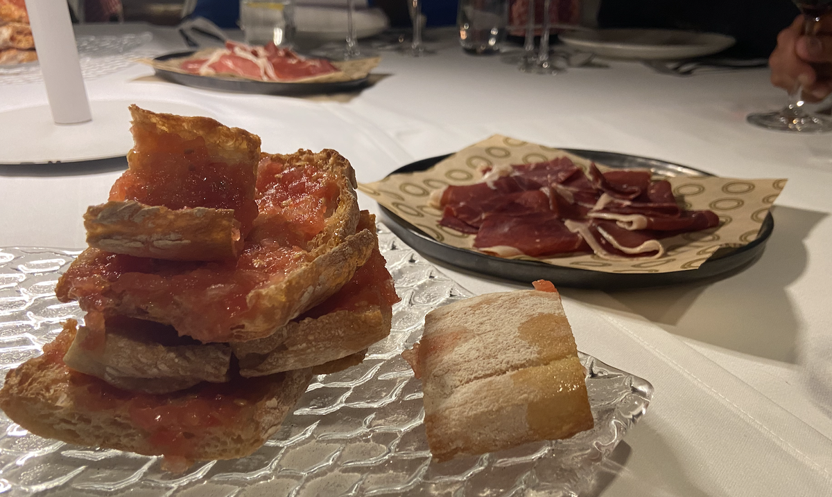 Pan con tomate y jamón, picoteo dentro del restaurante del Hotel The One