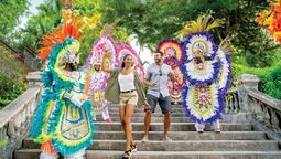 La celebración del Junkanoo, el desfile más tradicional de las Bahamas, lleva más de 100 años.