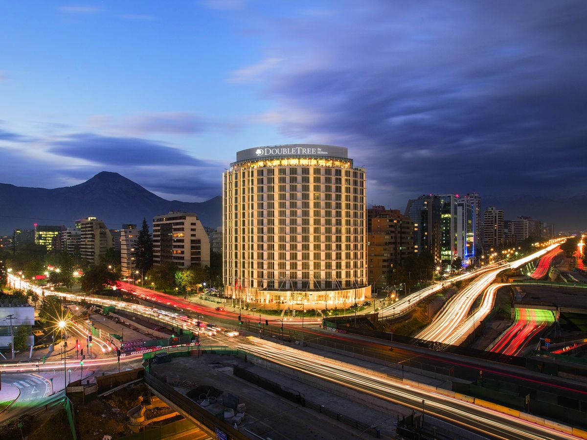 El Double Tree by Hilton Vitacura fue uno de los hoteles destacados dentro de la cadena a nivel mundial y el único que recibió el galardon por servicios  en Latinoamérica.