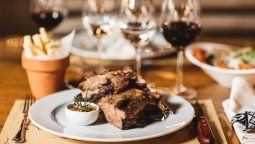 El menú criollo consiste en variedad de cortes de carne y vinos, empanadas, chorizo y morcilla.