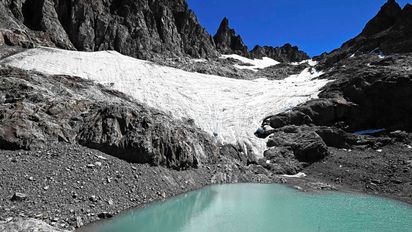 La Laguna del Ventisquero es un paisaje increíble que puede visitarse en verano en el Cerro Perito Moreno desde El Bolsón.