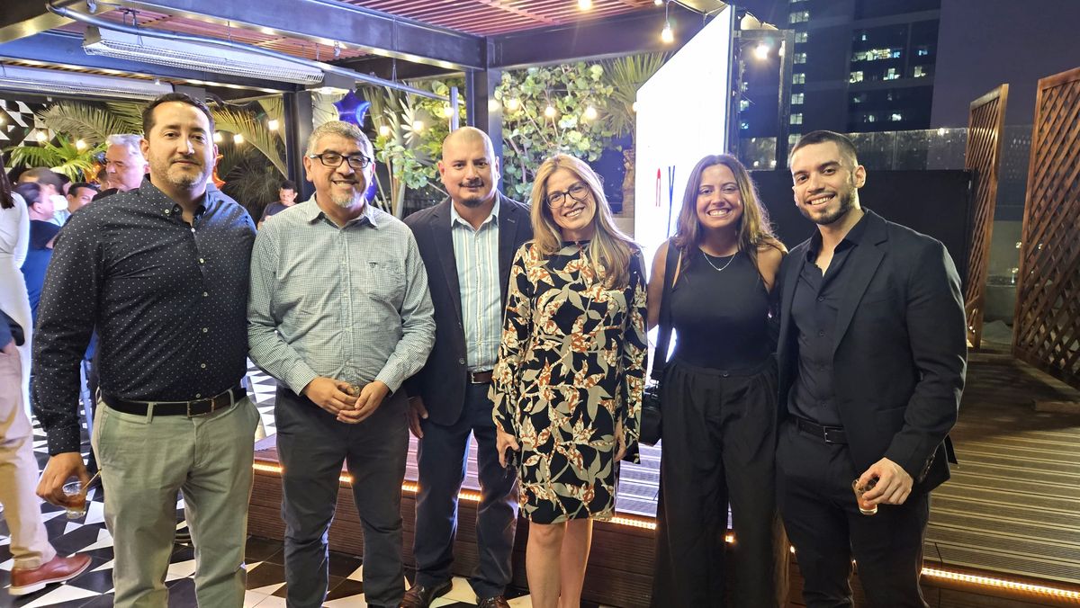 Silvana Muguerza, CEO de Expertia Travel, junto a agentes de viajes invitados al evento.