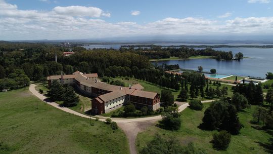 Fin de una era para el turismo social: Javier Milei retira al Estado del complejo turístico de Embalse.