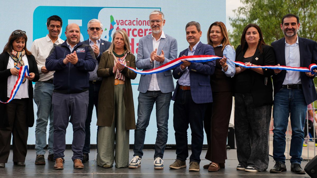 Autoridades turísticas durante celebración de los 25 años del programa Vacaciones Tercera Edad de Sernatur, en el marco del Carnaval Mayor.&nbsp;