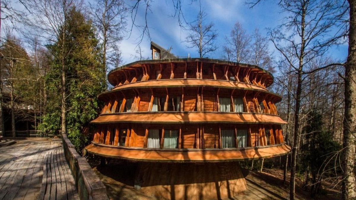 El Hotel Reino Fungi es uno de los alojamientos más reconocibles de Huilo Huilo por su arquitectura inspirada en el bosque.