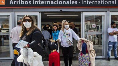 El contagio masivo en viajes de egresados ​​a Cancún alimentó la decisión del Gobierno para desalentar los viajes al exterior.