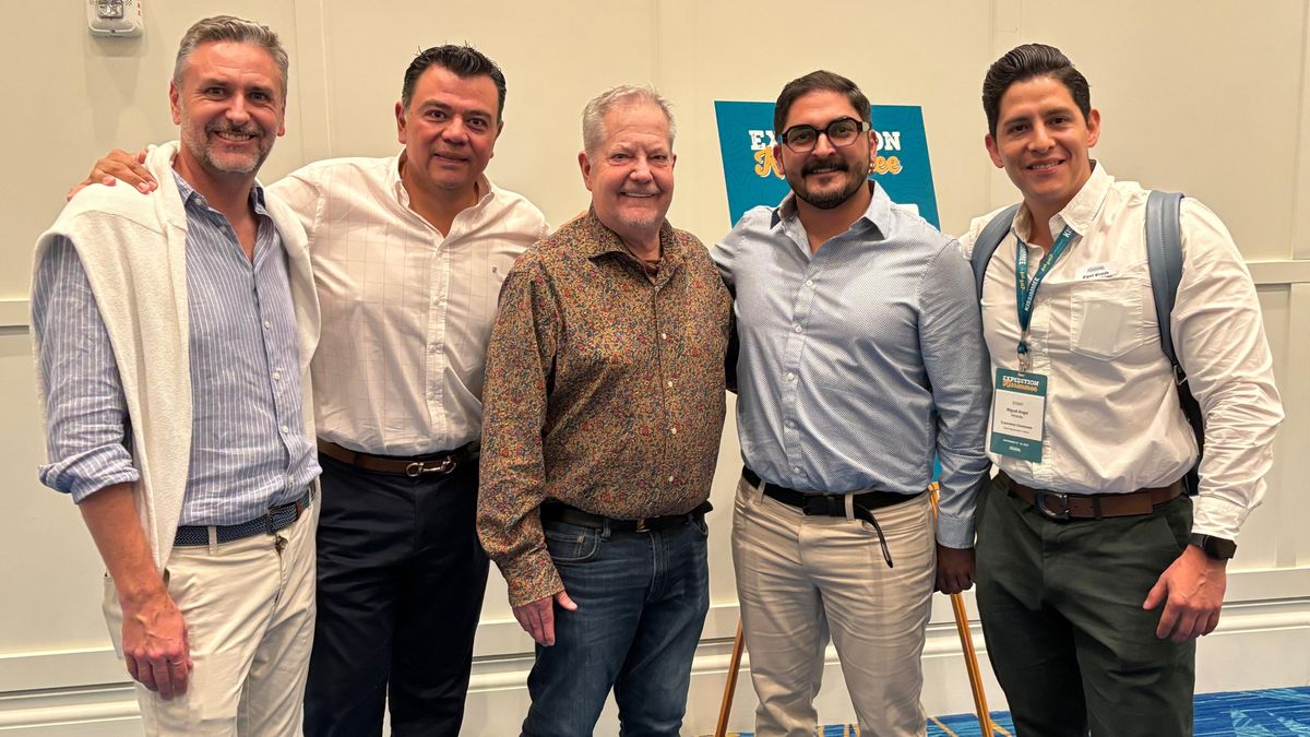 El equipo de CWW, encabezado por Mauricio González, junto a DT Minich. El equipo de CWW, encabezado por Mauricio González, junto a DT Minich.