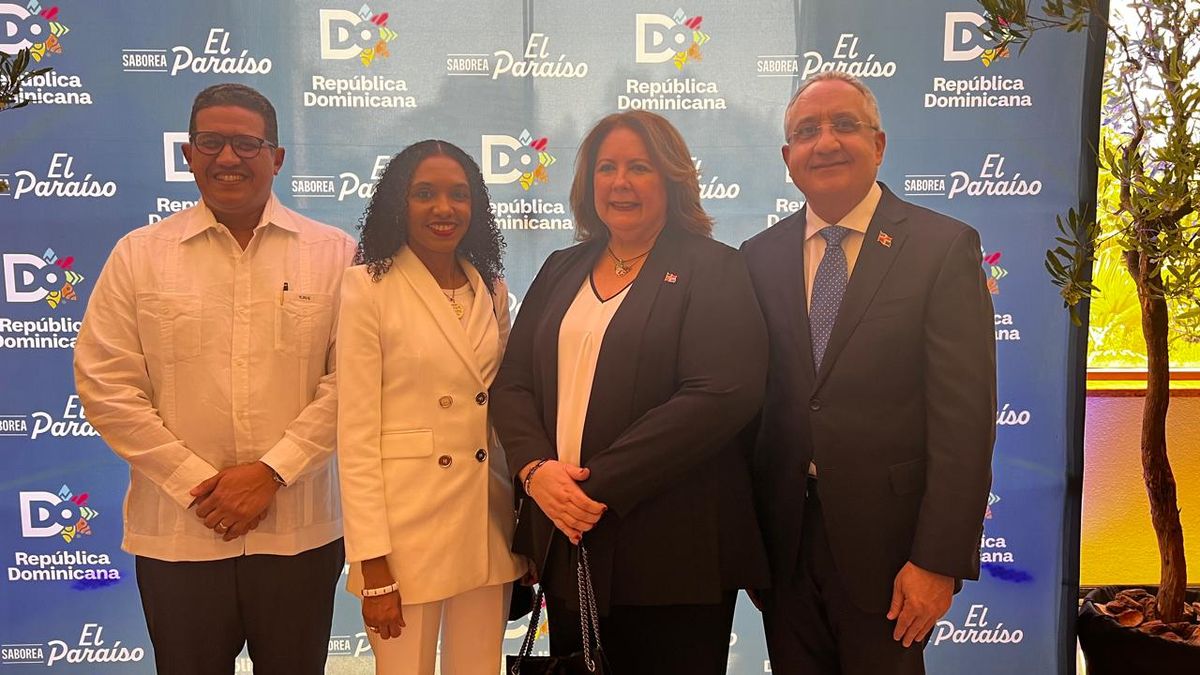 Representantes de la embajada de República Dominicana en Chile.