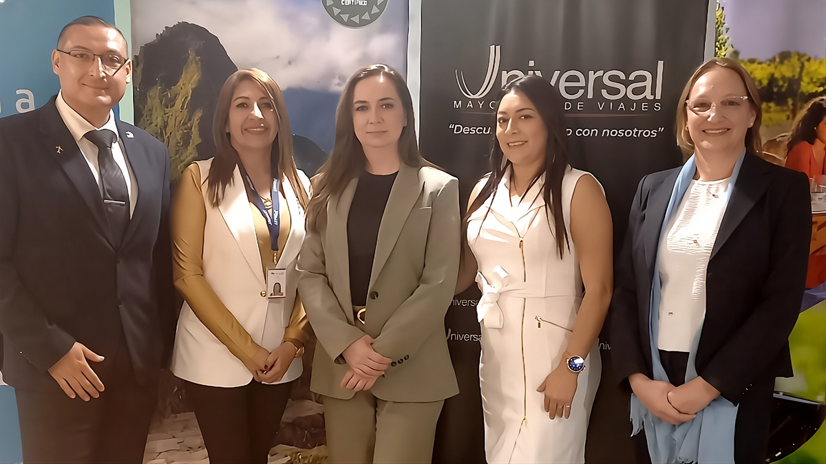 Boris Ortega, director de IT de Universal de Viajes; Rudy Correa, de JetSmart; Fanny Thivierge, de PromPerú; Cecilia Paredes, gerente general de Universal de Viajes; y Alejandra E. Di Vico, de la Embajada de Argentina en Ecuador.&nbsp;