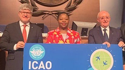 Juan Carlos Salazar y Salvatore Sciacchitano, secretario General y presidente del Consejo de OACI. Entre ambos, Poppy Khoza, directora General de Aviación Civil de Sudáfrica y la primera mujer elegida como Presidenta de la Asamblea de la OACI.
