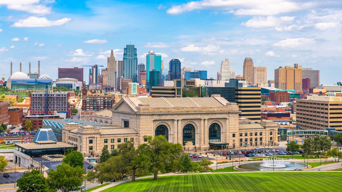 Mundial 2026: Kansas City es una región metropolitana de los Estados Unidos famosa por su legado de jazz, su icónica barbacoa y sus pasiones deportivas. Mundial 2026: Kansas City es una región metropolitana de los Estados Unidos famosa por su legado de jazz, su icónica barbacoa y sus pasiones deportivas.