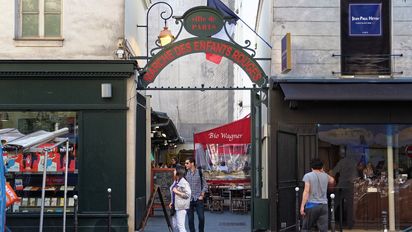 Las calles del Marais en París viven hoy con un ritmo propio donde gastronomía, diseño e historia marcan el pulso.