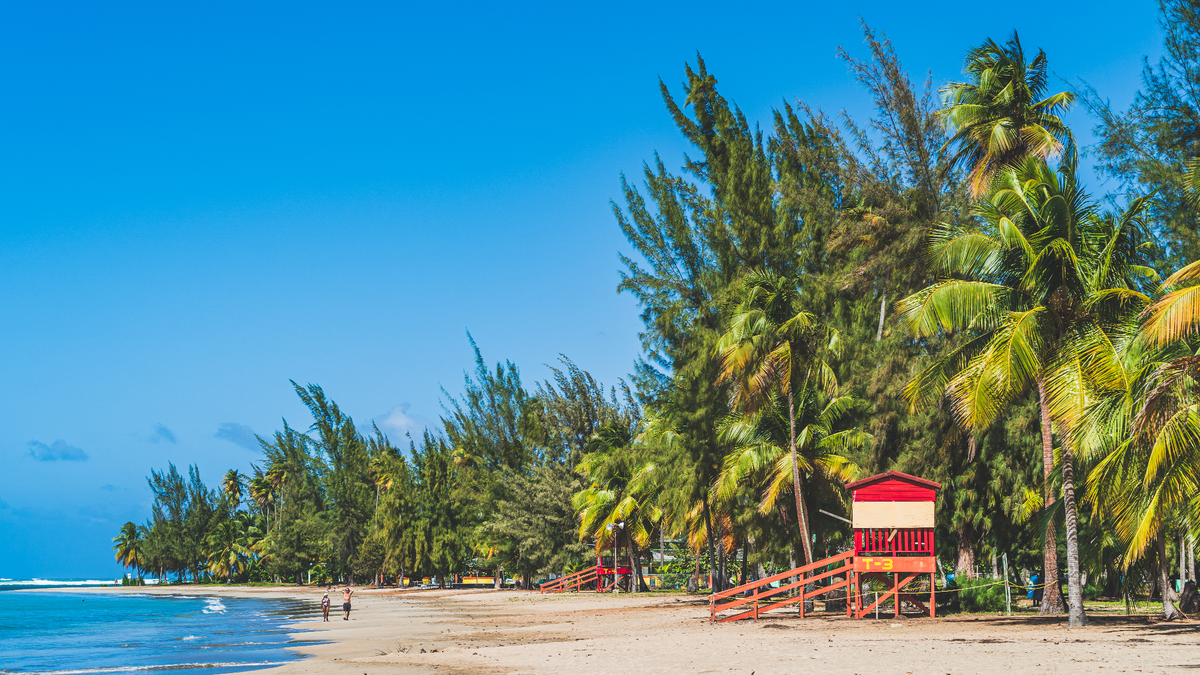 La playa Luquillo encanta con la tranquilidad de sus aguas.