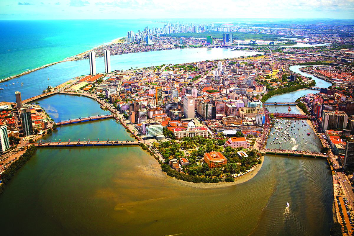 La ciudad de Recife, atravesada por puentes, es conocida como la Venecia brasileña.