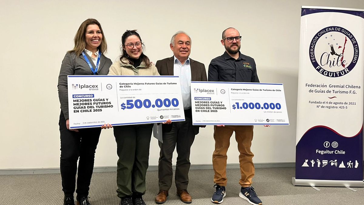 Roberto Cancino y Daniela Riffo reciben el premio de ganadores a o “Mejores Guías de Turismo y Guías del Futuro”.