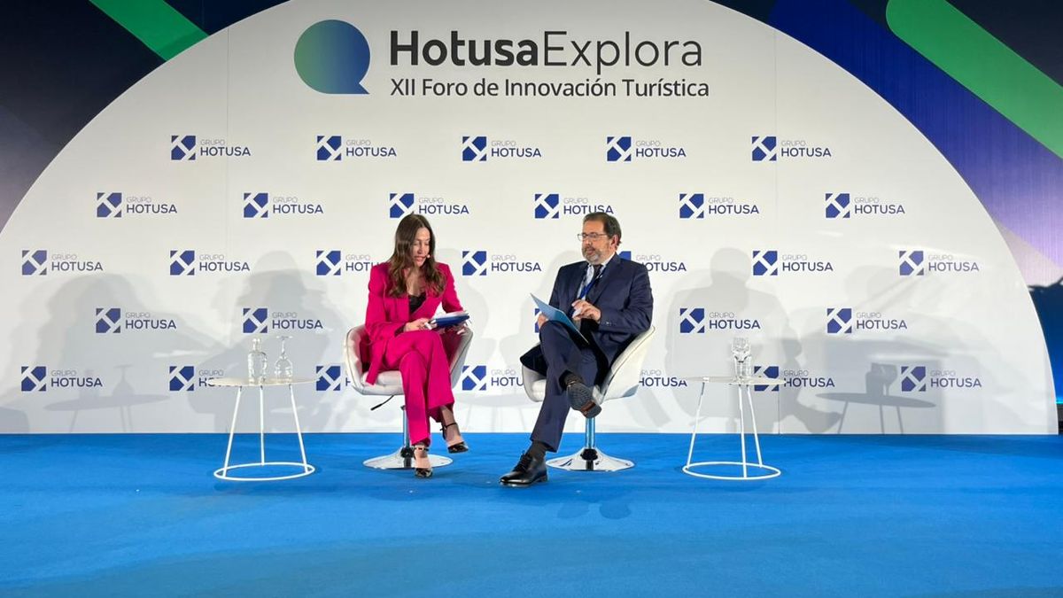 Hotusa Explora: Marina López, directora corporativa de Grupo Hotusa, y Javier Gándara, presidente de ALA.