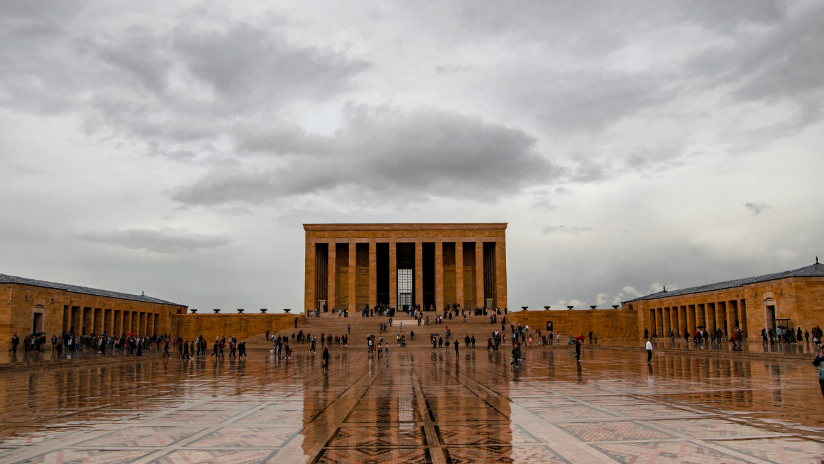 Visita los museos, ruinas y mezquitas de Ankara para conocer su historia y cultura.