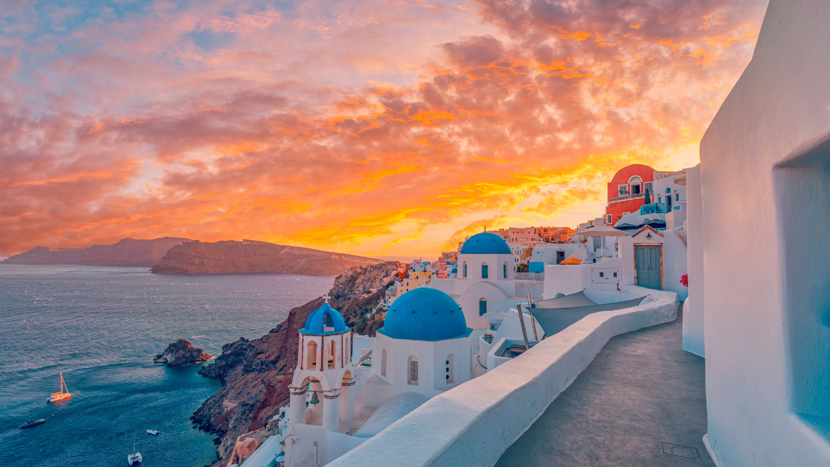 Oia es la joya de Santorini, famosa por sus paisajes típicos griegos.
