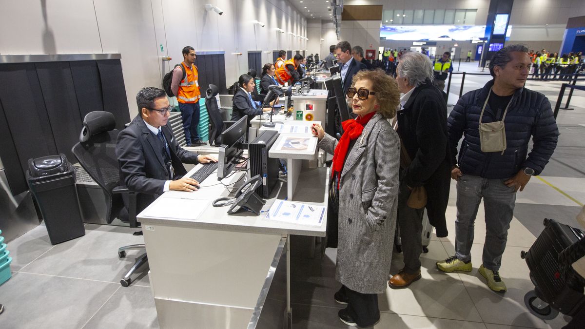 La TUUA es un monto que cobra el concesionario a los pasajeros nacionales e internacionales por utilizar las instalaciones y servicios del nuevo Aeropuerto Internacional Jorge Chávez. - Ladevi Medios y Soluciones La TUUA es un monto que cobra el concesionario a los pasajeros nacionales e internacionales por utilizar las instalaciones y servicios del nuevo Aeropuerto Internacional Jorge Chávez.