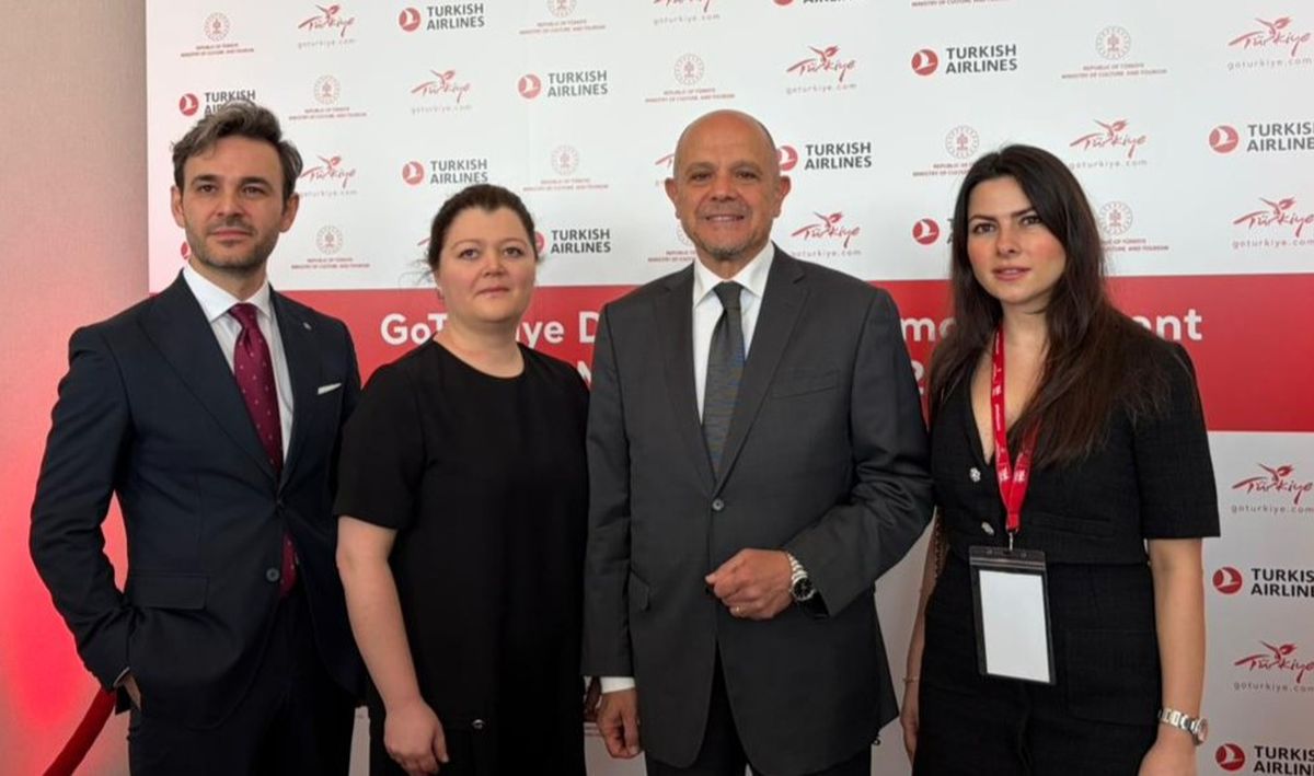 El general manager de Turkish Airlines, Arif Tatoglu; junto a Hilal Demirel, Cultural and Tourism Attache de Turquía en Nueva York; y Murat Salim Esenli, embajador de Turquía en México.