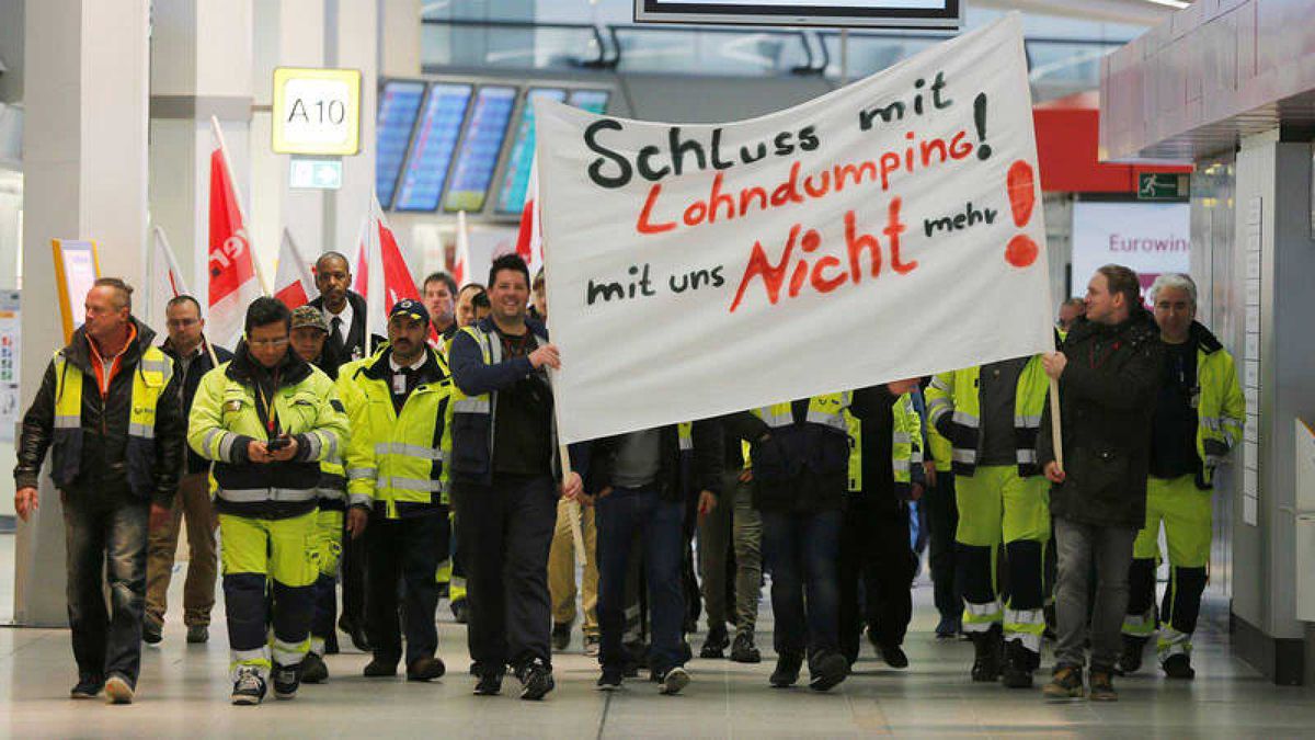 Varios manifestantes en el aeropuerto de Berl&iacute;n.