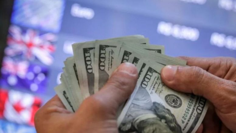 Turismo internacional: Javier Milei le pone fin a las cuentas bimonetarias para los turistas extranjeros.