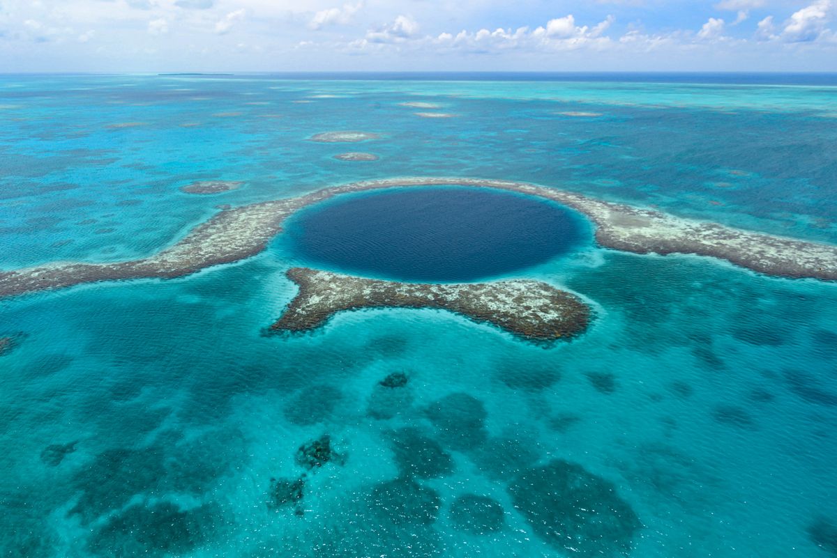 The Great Blue Hole, uno de los grandes y sorprendentes tesoros turísticos de Belice.