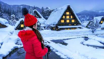 Laponia es un viaje al extremo norte donde la nieve y la cultura local marcan la experiencia.