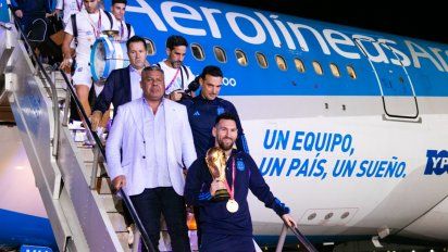 Copa en mano, Lio Messi encabeza el desembarco de la Selección Nacional en Ezeiza: uno de los vuelos de Aerolíneas Argentinas trajo de vuelta al equipo triunfante.