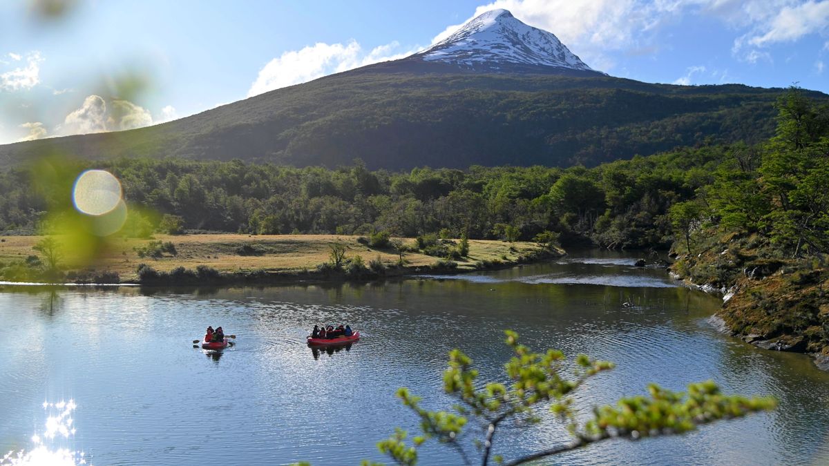 Argentina: el Parque Nacional Tierra de Fuego invita a disfrutar de navegaciones en canoas o kayaks en los que se puede vivir de cerca la naturaleza del fin del mundo. 