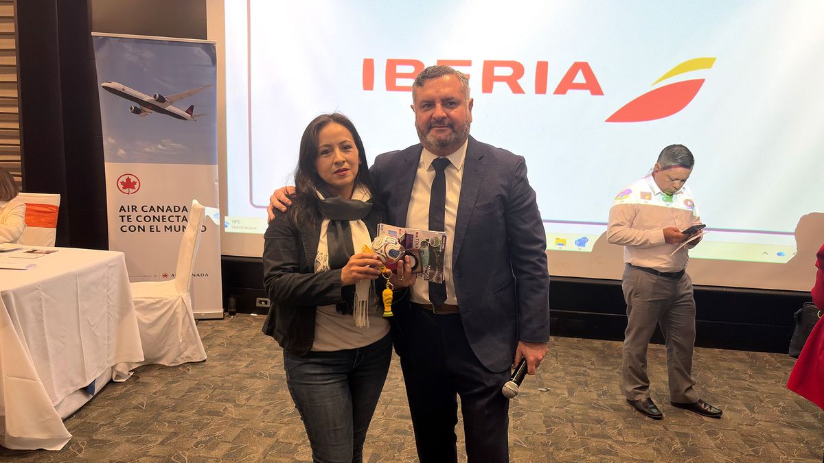 Maxitravel y los expositores entregaron premios a los asistentes, durante la Caravana Workshop 2026, en Quito. 